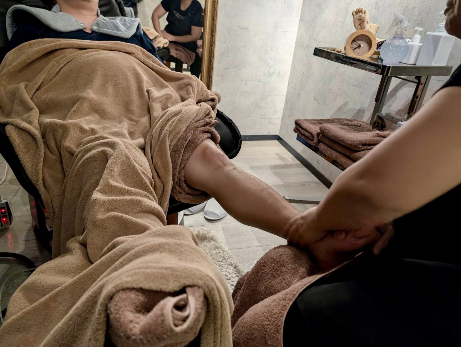 リフレクソロジー施術の様子